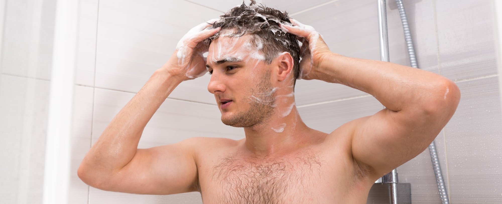 Modelo branco com shampoo no cabelo