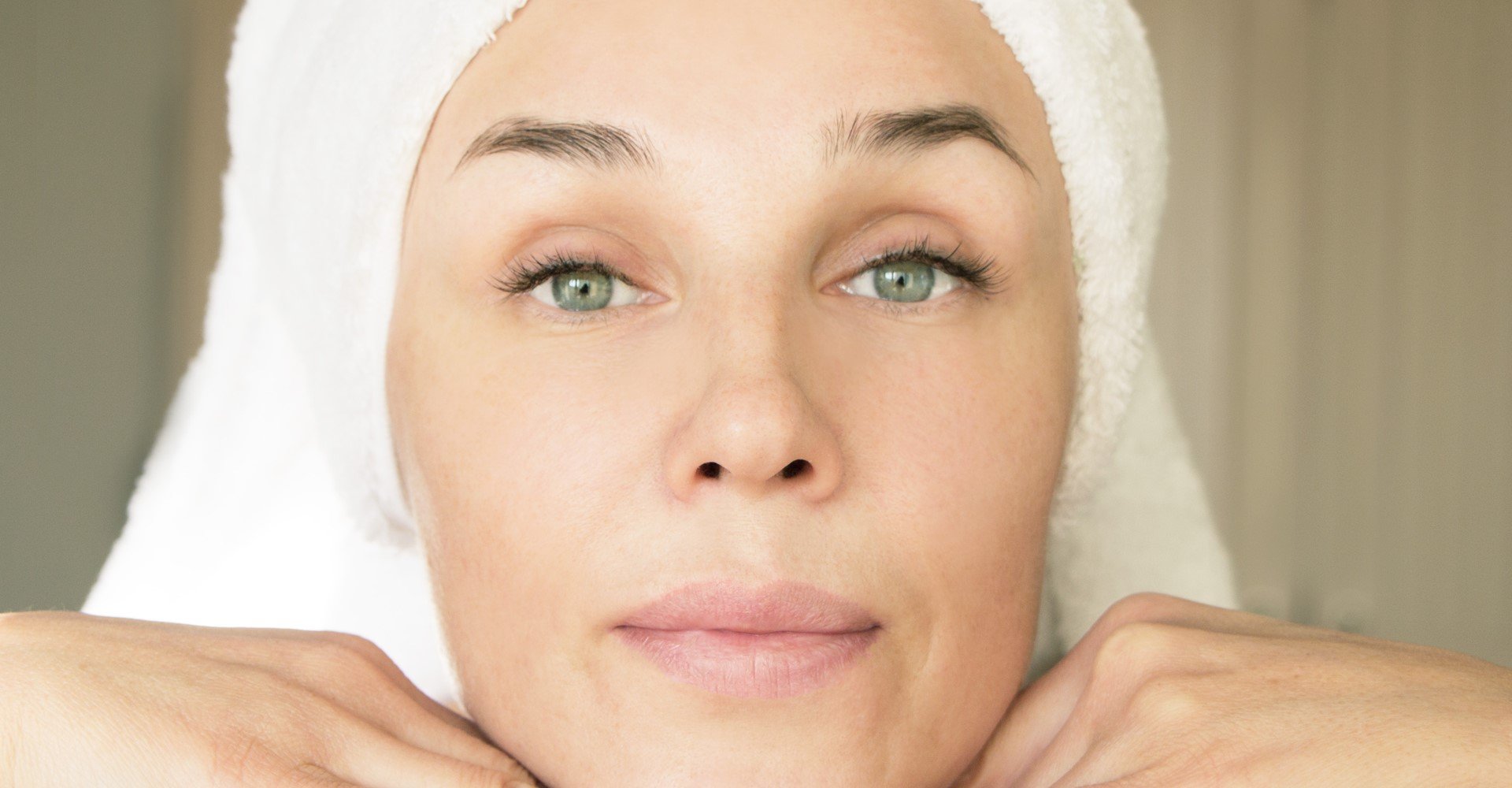 Modelo branca com as mãos no rosto