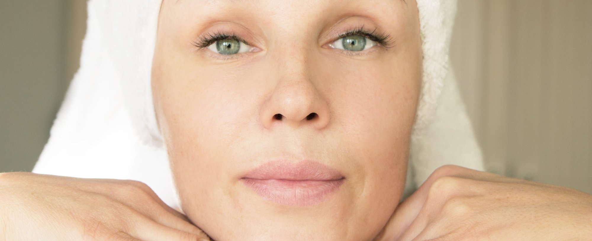 Modelo branca com as mãos no rosto