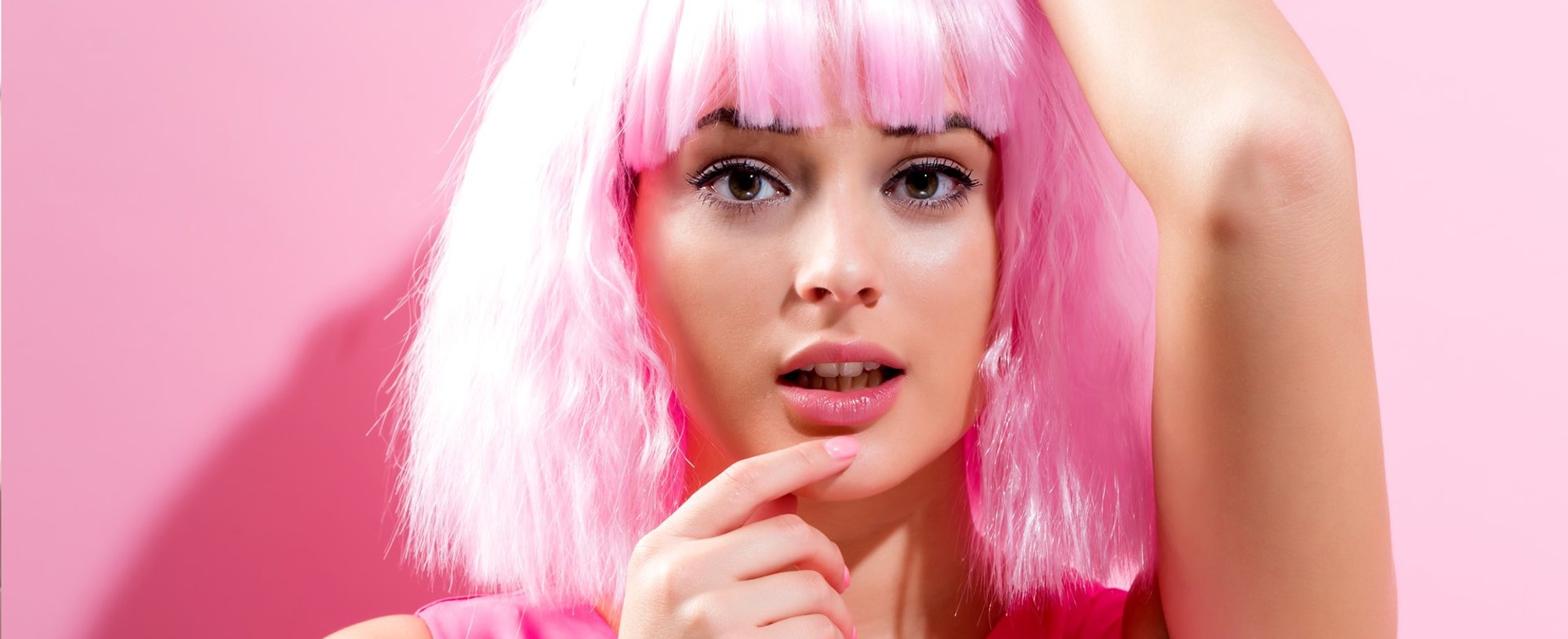 Modelo branca com peruca rosa