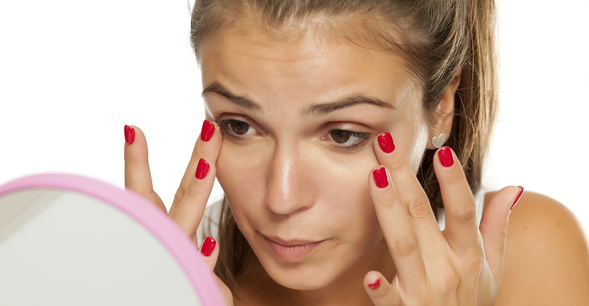 Modelo branca se olhando no espelho