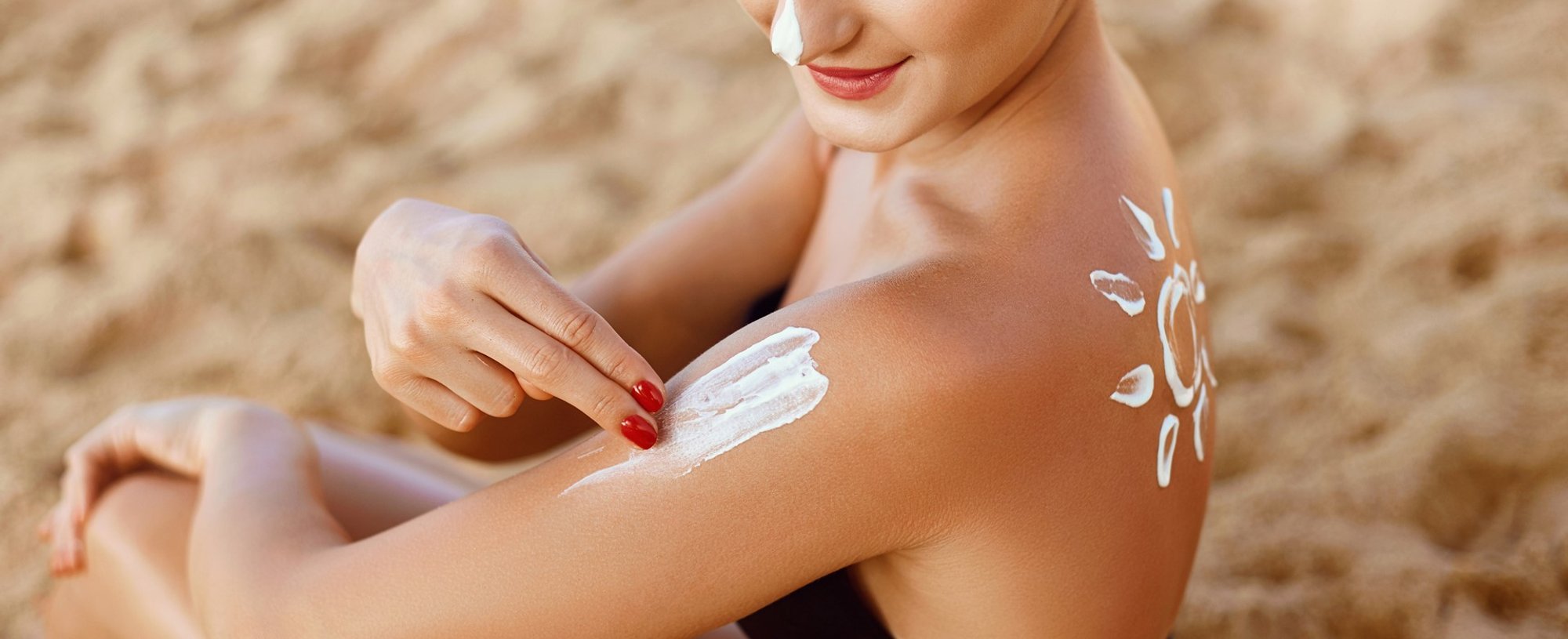 Modelo branca com protetor solar nas costas