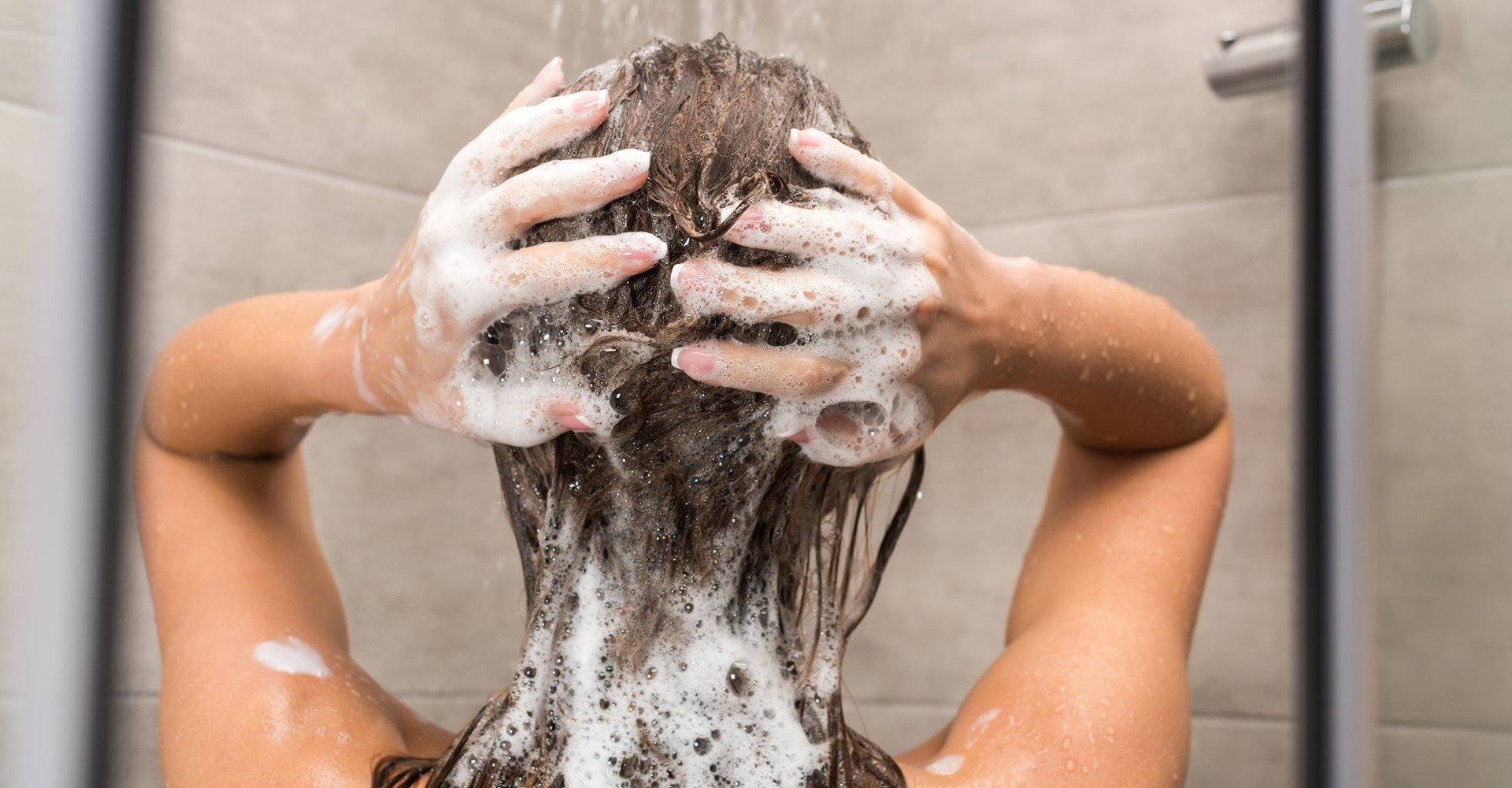 Pode lavar o cabelo todo dia? Entenda como evitar o efeito rebote