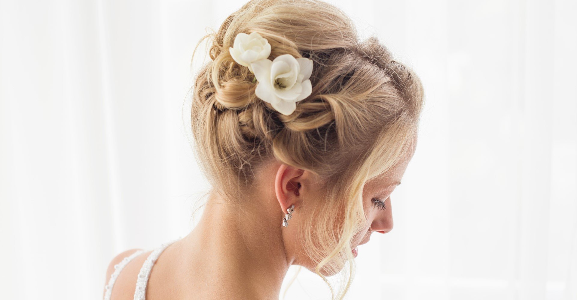 Penteado de noiva com flores naturais ou artificiais?