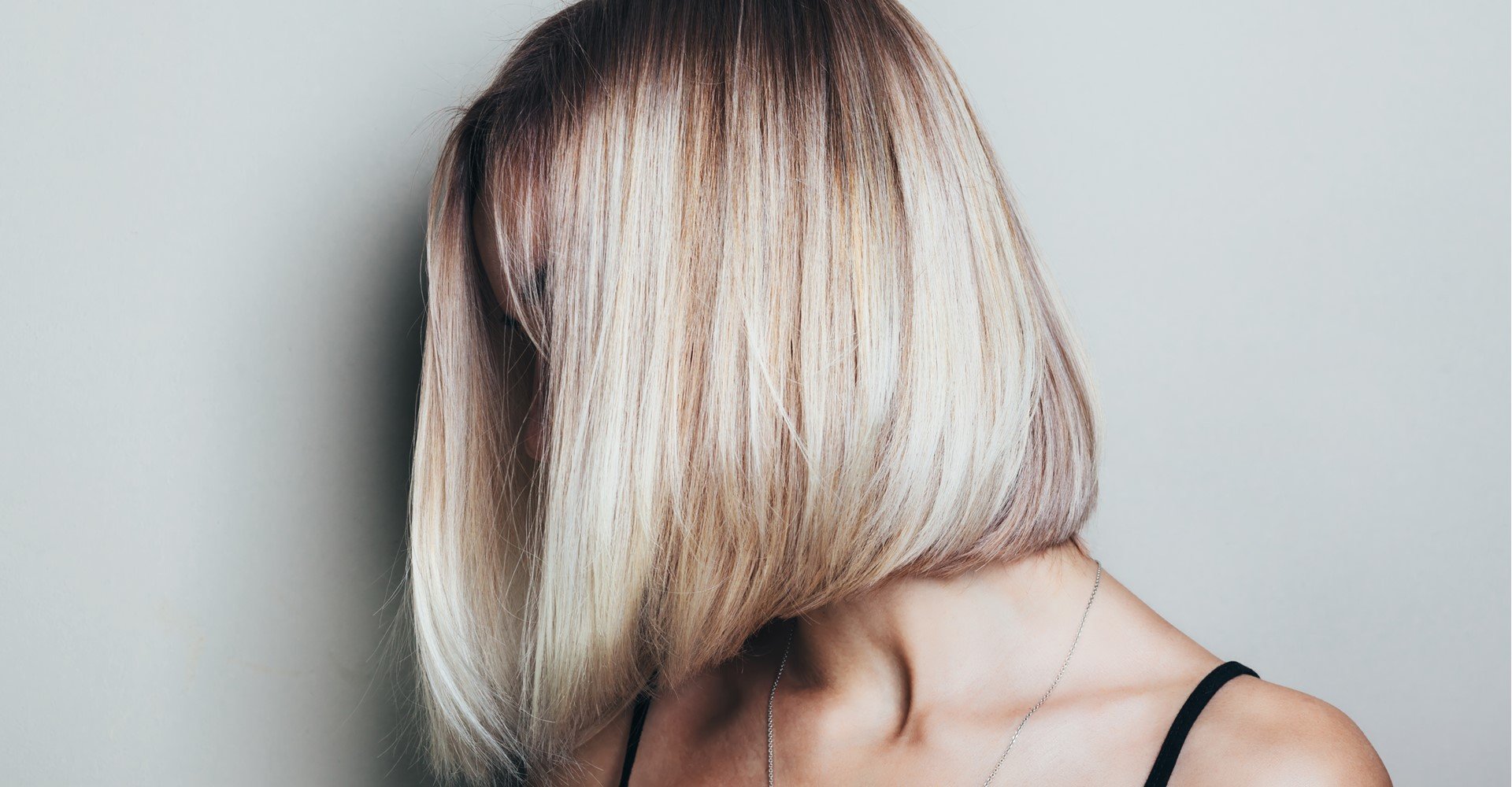 Modelo branca com cabelo curto platinado