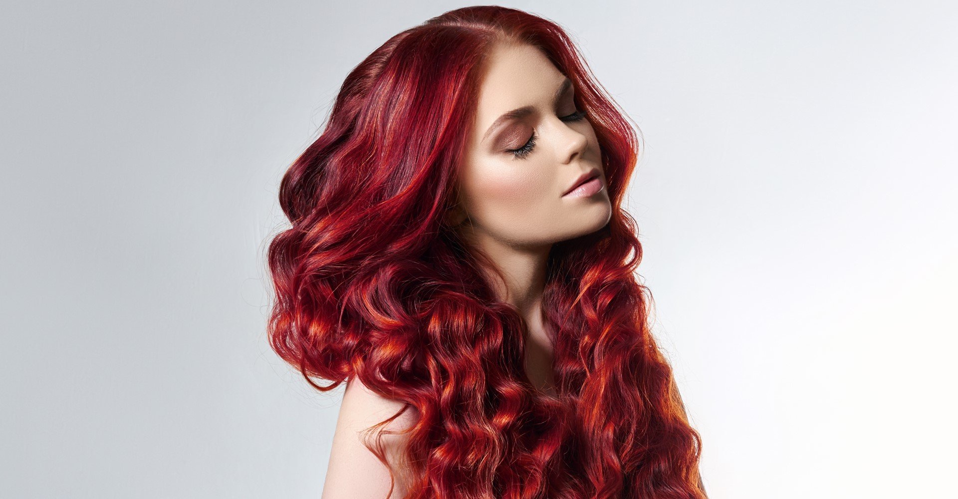 Modelo branca com cabelo ondulado e vermelho