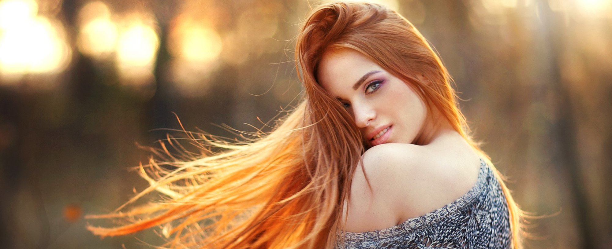 Modelo branca com cabelo liso e ruivo