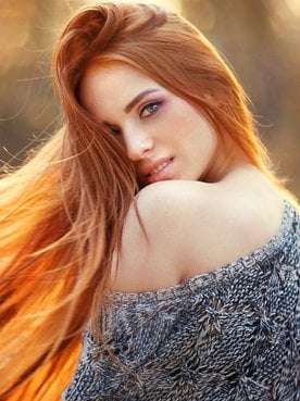 Modelo branca com cabelo liso e ruivo
