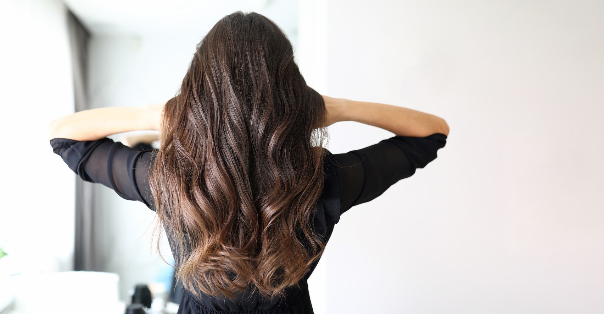 Modelo de costas com cabelo comprido e preto