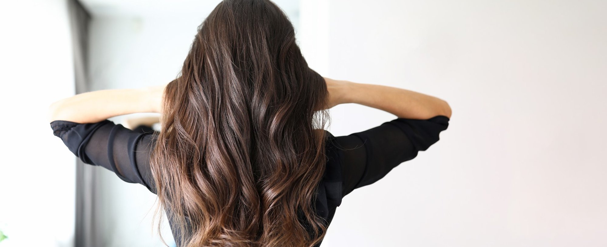 Modelo de costas com cabelo comprido e preto