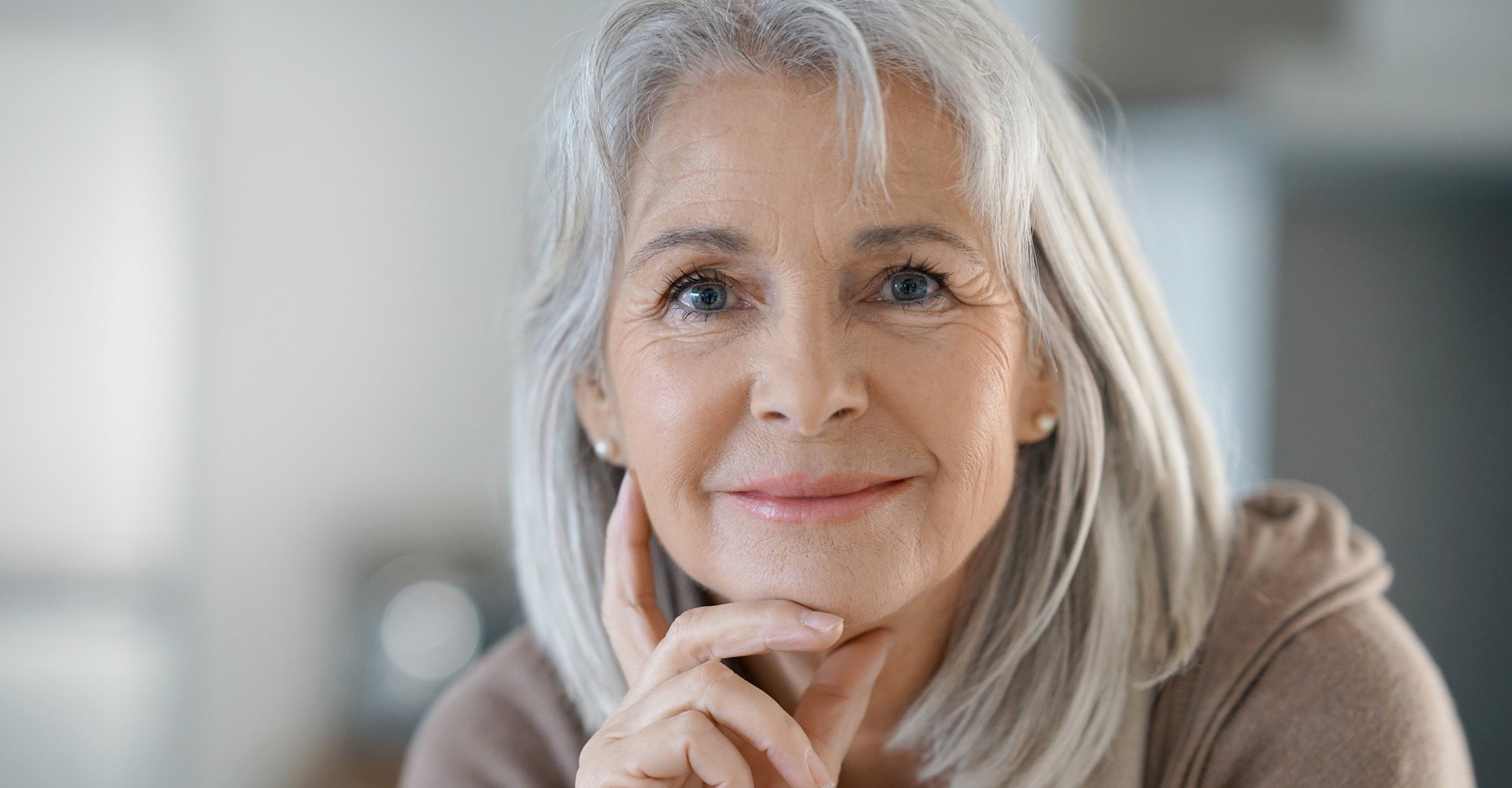 Modelo branca com cabelo grisalho