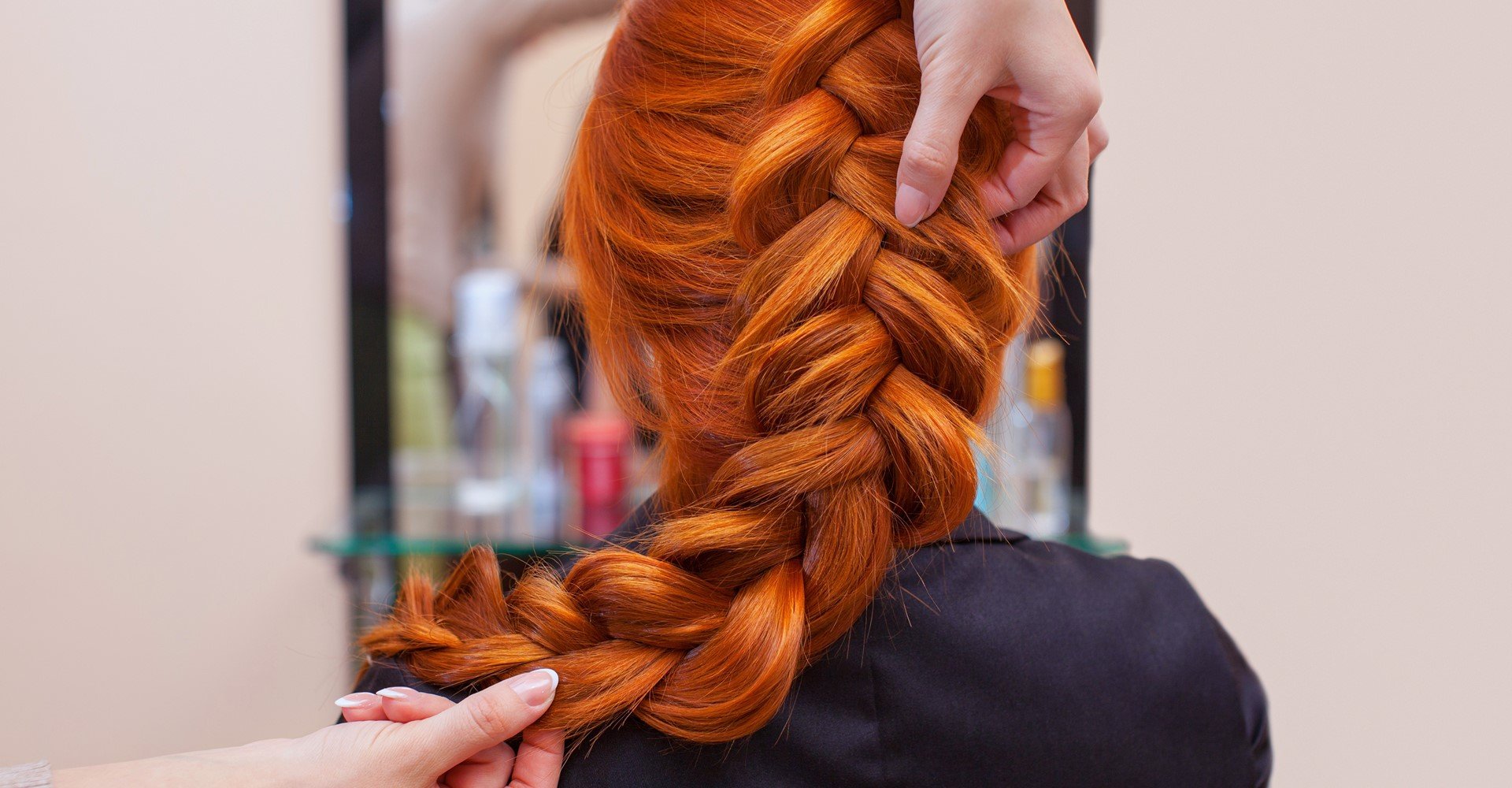 Modelo ruiva com trança embutida