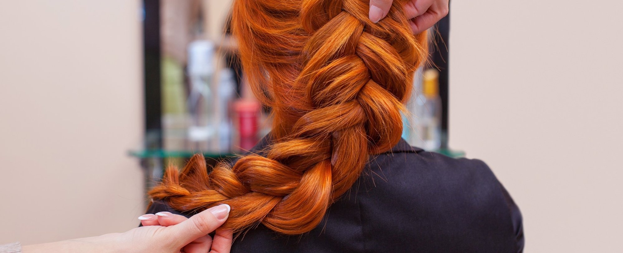 Modelo ruiva com trança embutida