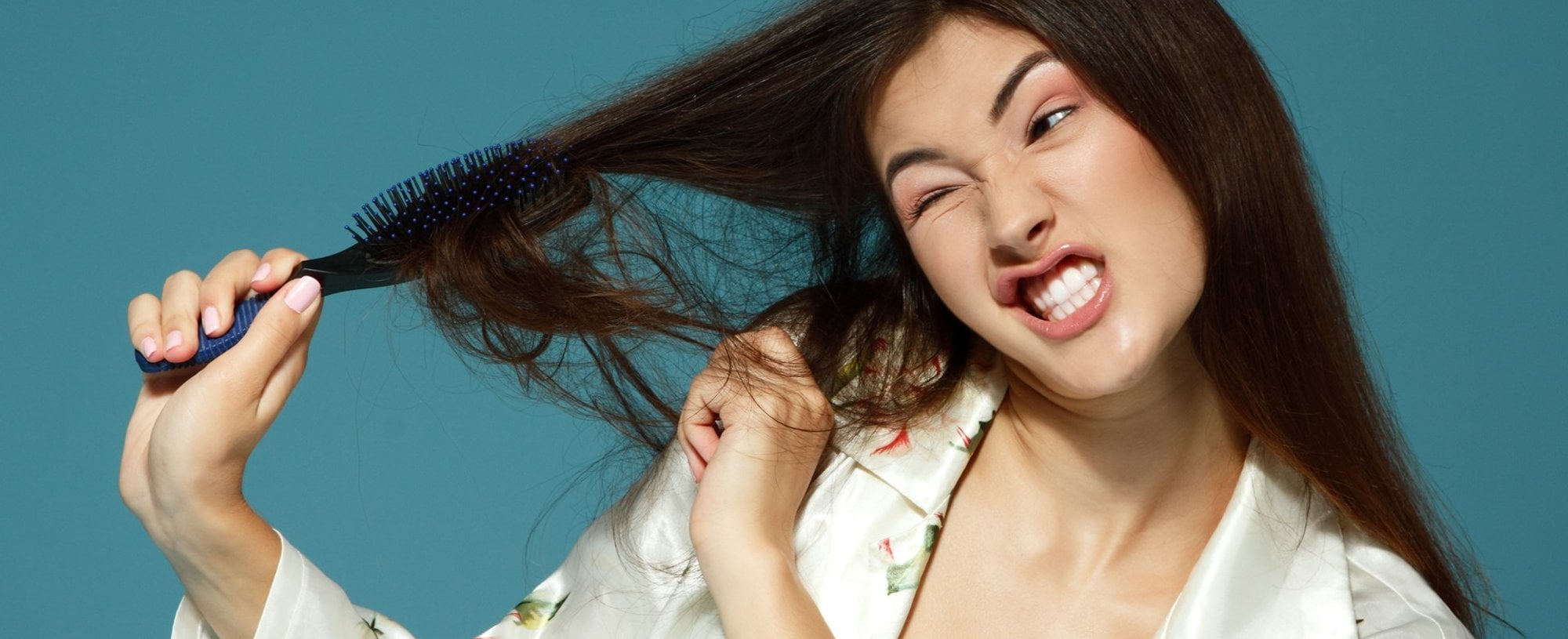 Modelo branca com escova de cabelo