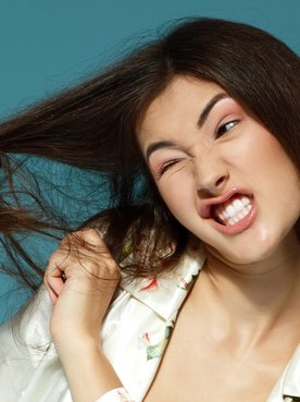 Modelo branca com escova de cabelo