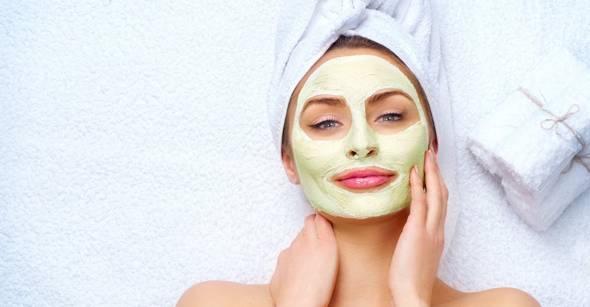 Modelo branca com argila verde no rosto