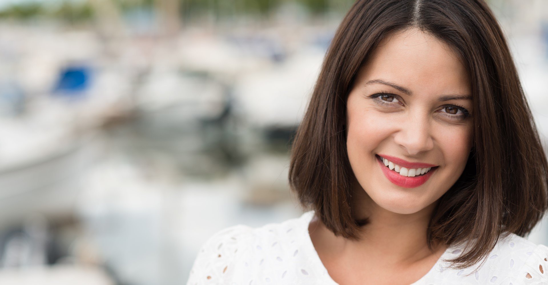 Modelo branca sorrindo com cabelo chanel