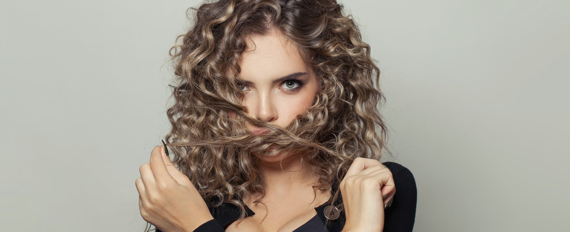 Modelo branca com cabelo cacheado