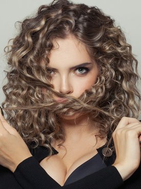 Modelo branca com cabelo cacheado