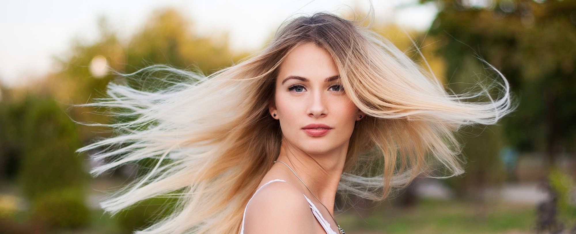 Modelo branca com cabelo liso e loiro
