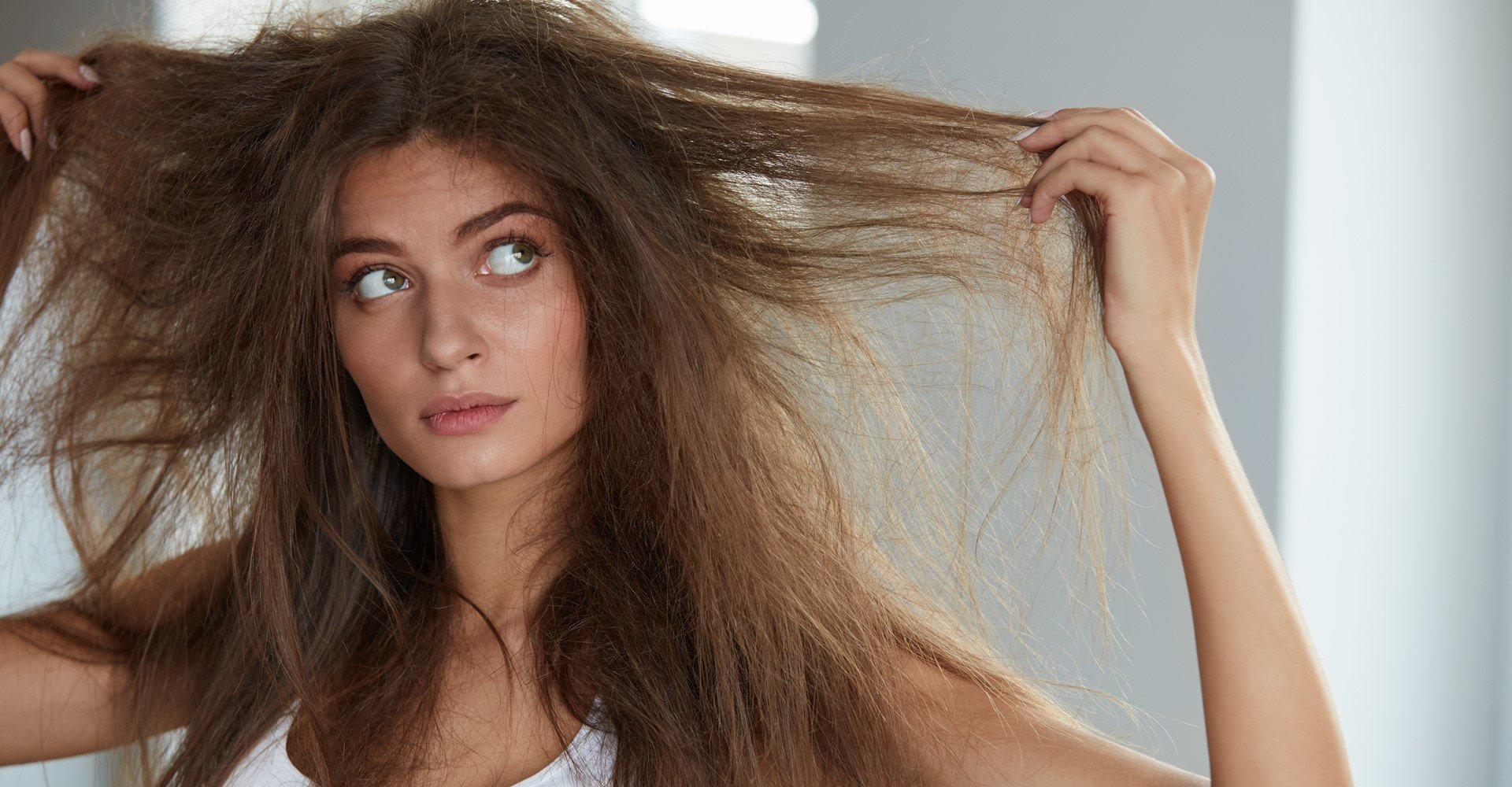 Modelo branca com cabelo danificado