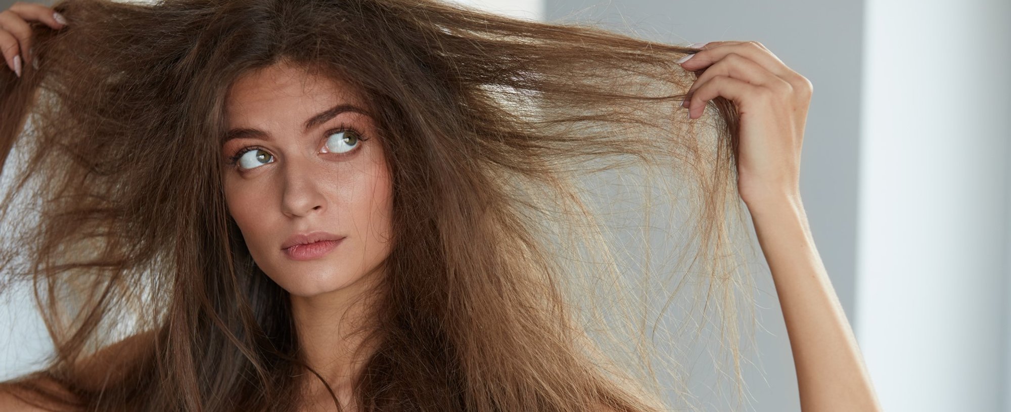Modelo branca com cabelo danificado