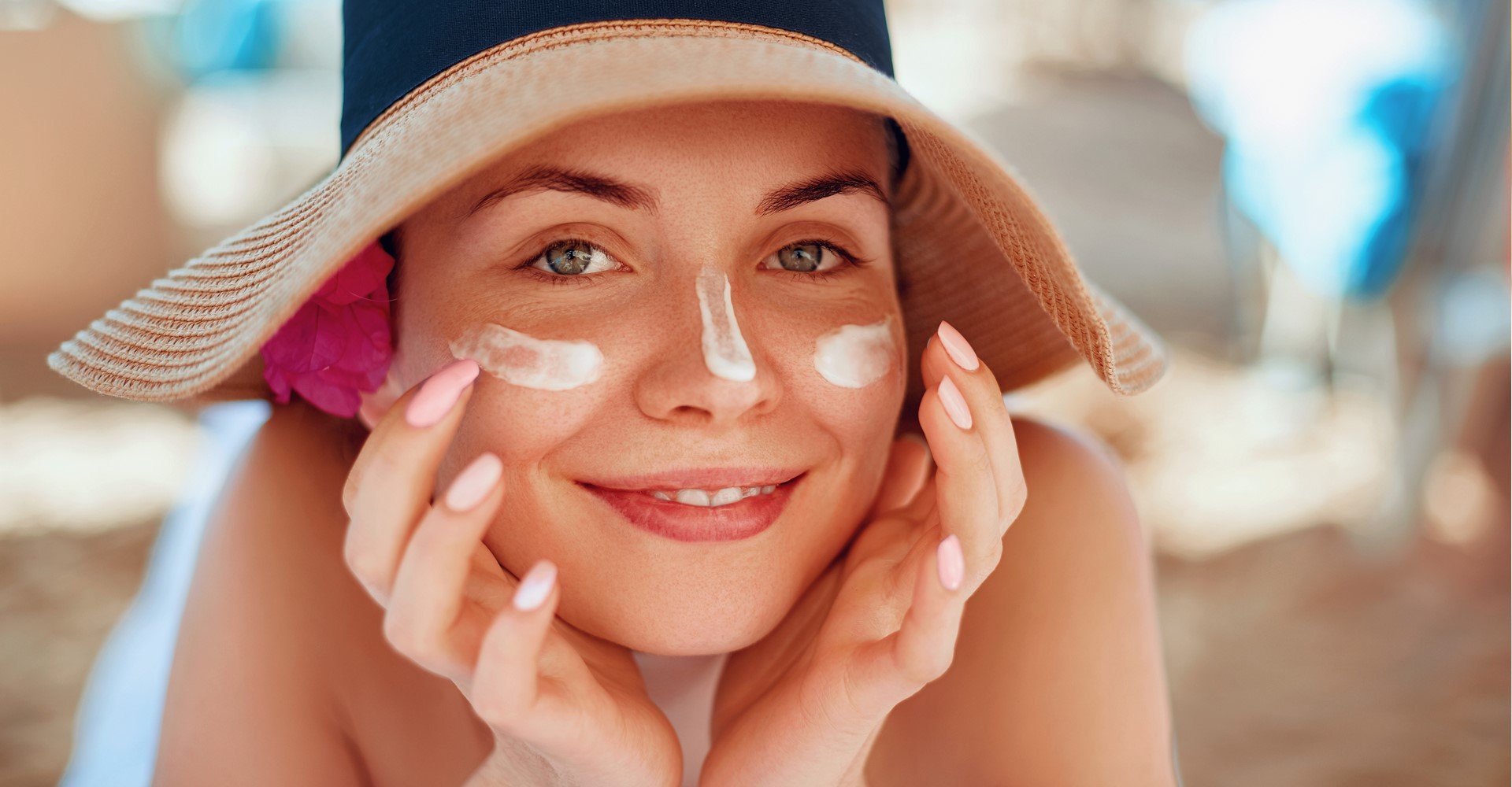 Modelo branca com protetor solar no rosto