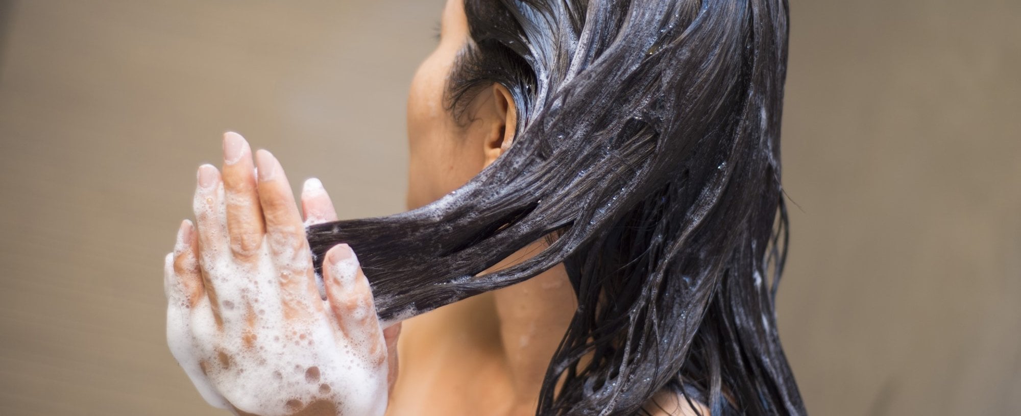 Modelo com espuma no cabelo