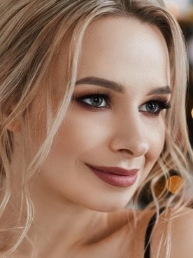 Modelo branca com cabelo loiro amarrado de coque