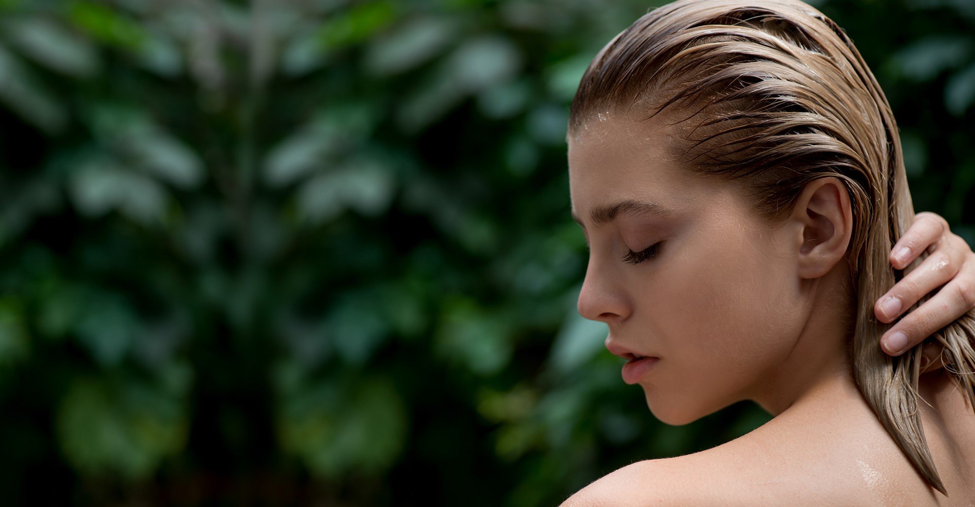 Modelo branca com cabelo loiro molhado