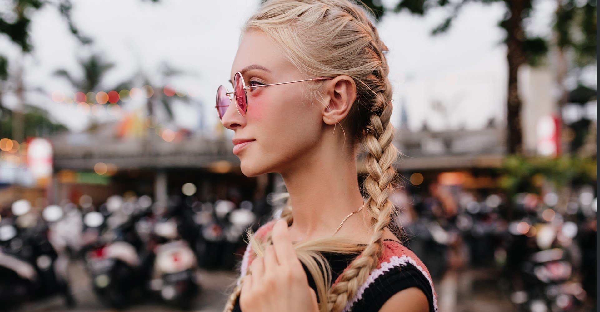 Modelo branca e loira com trança no cabelo