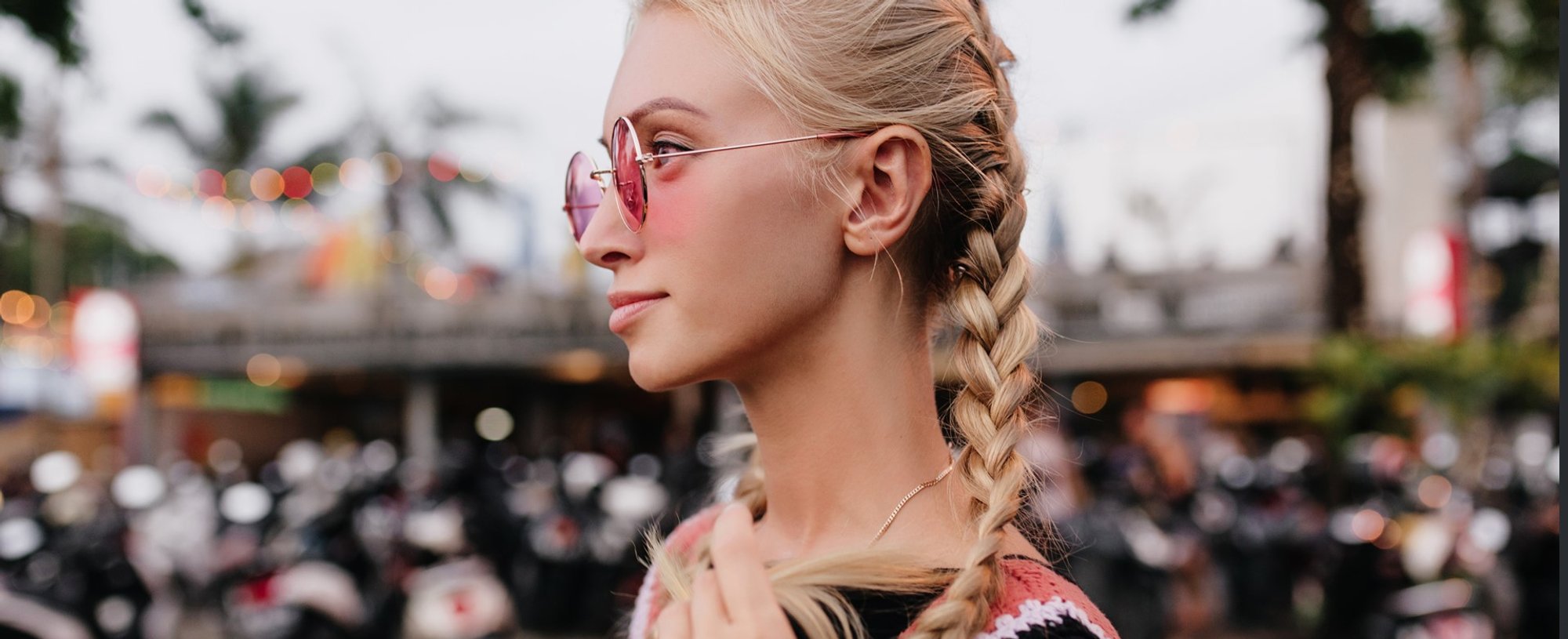 Modelo branca e loira com trança no cabelo