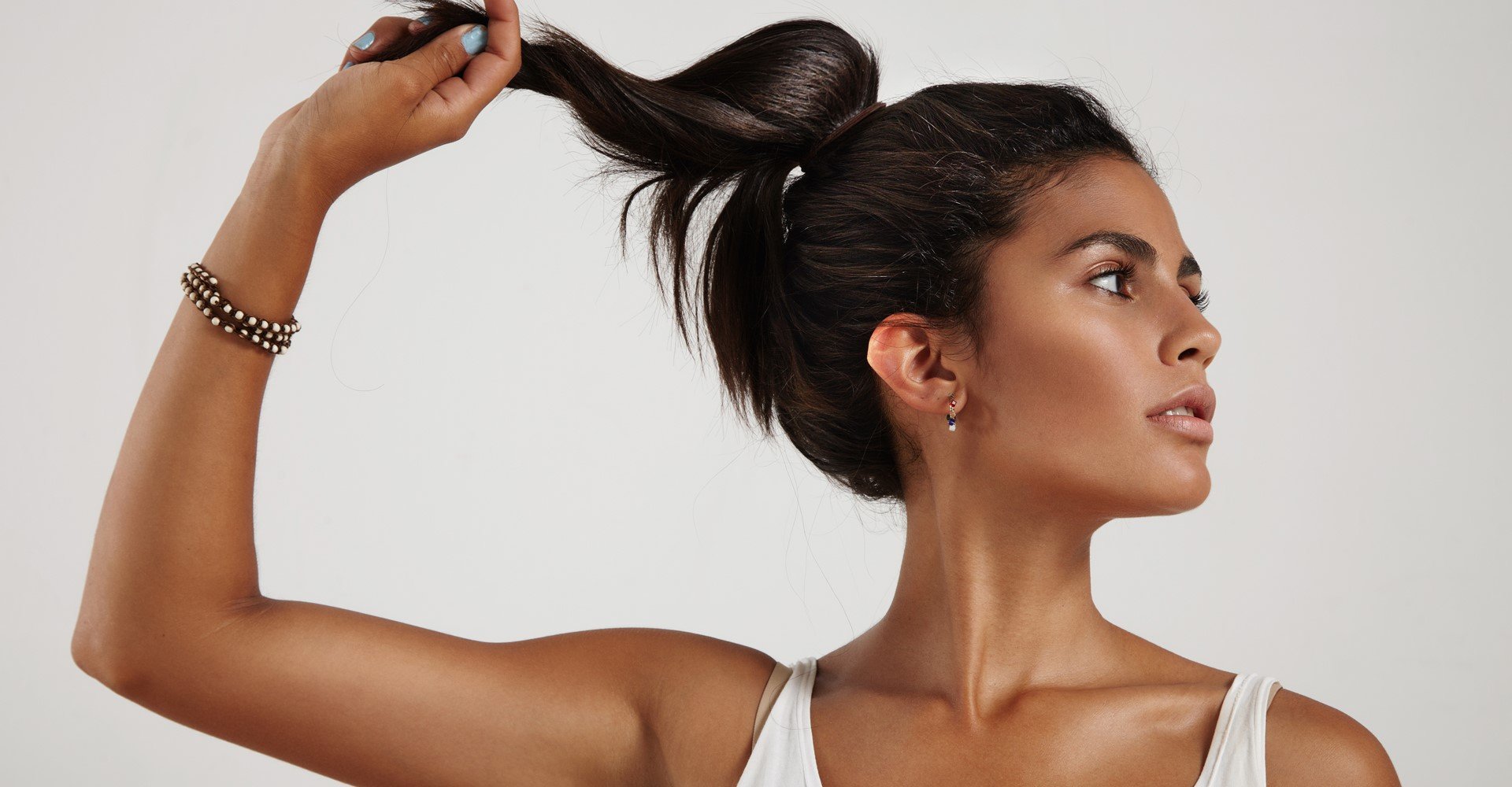 Modelo negra com cabelo amarrado rabo de cavalo