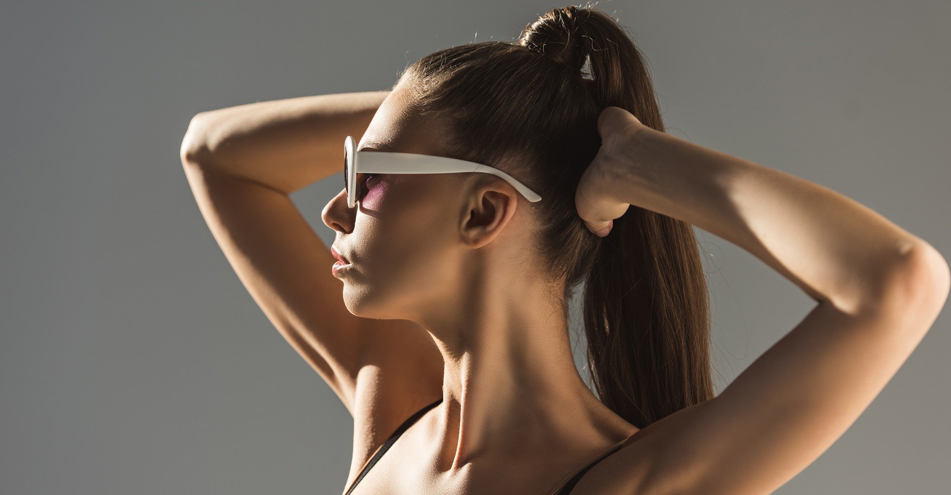 Modelo branca com cabelo amarrado rabo de cavalo