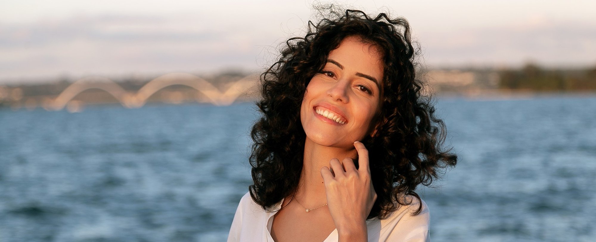 Modelo branca com cabelo cacheado