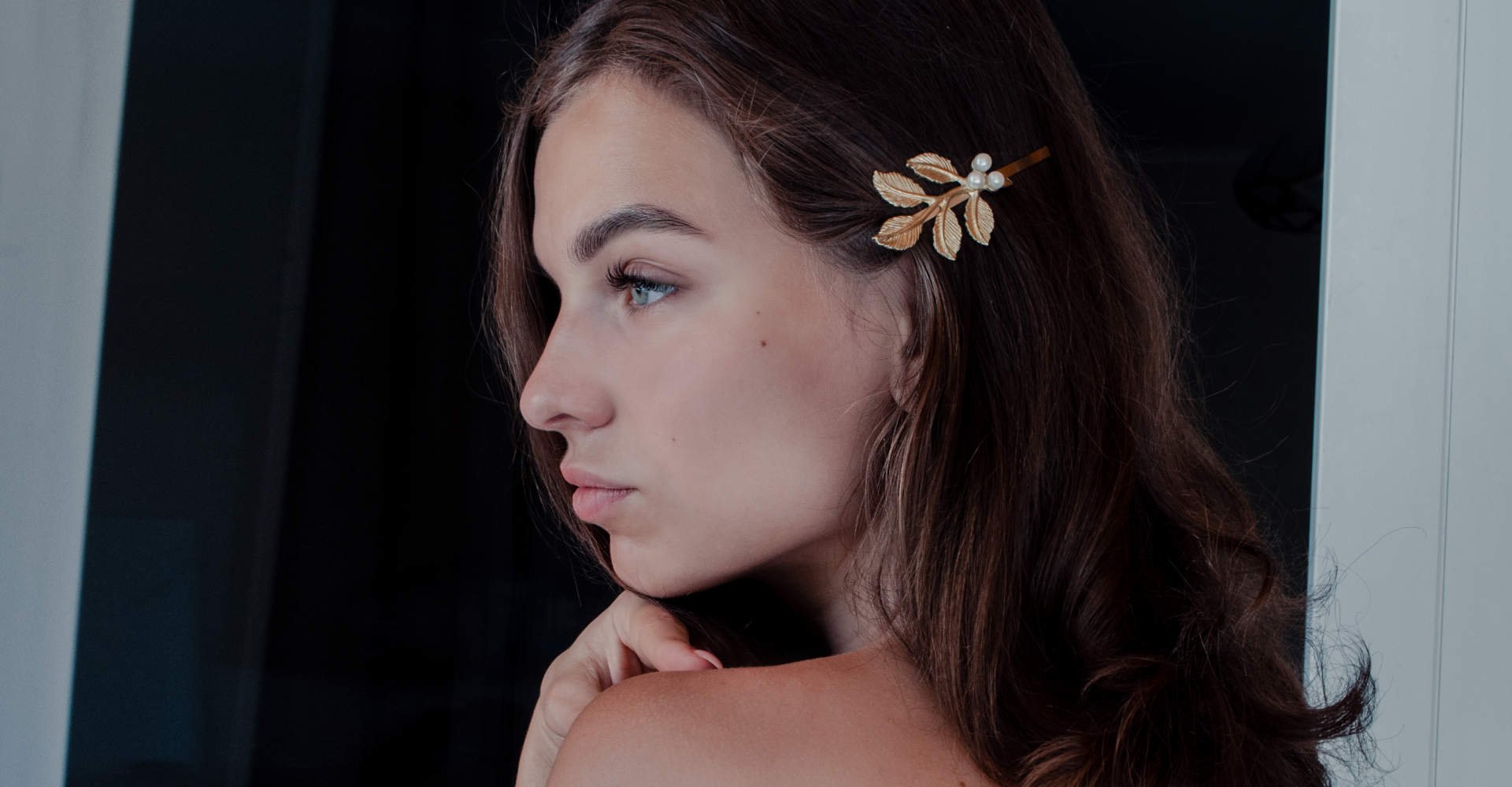 Modelo branca com presilha no cabelo