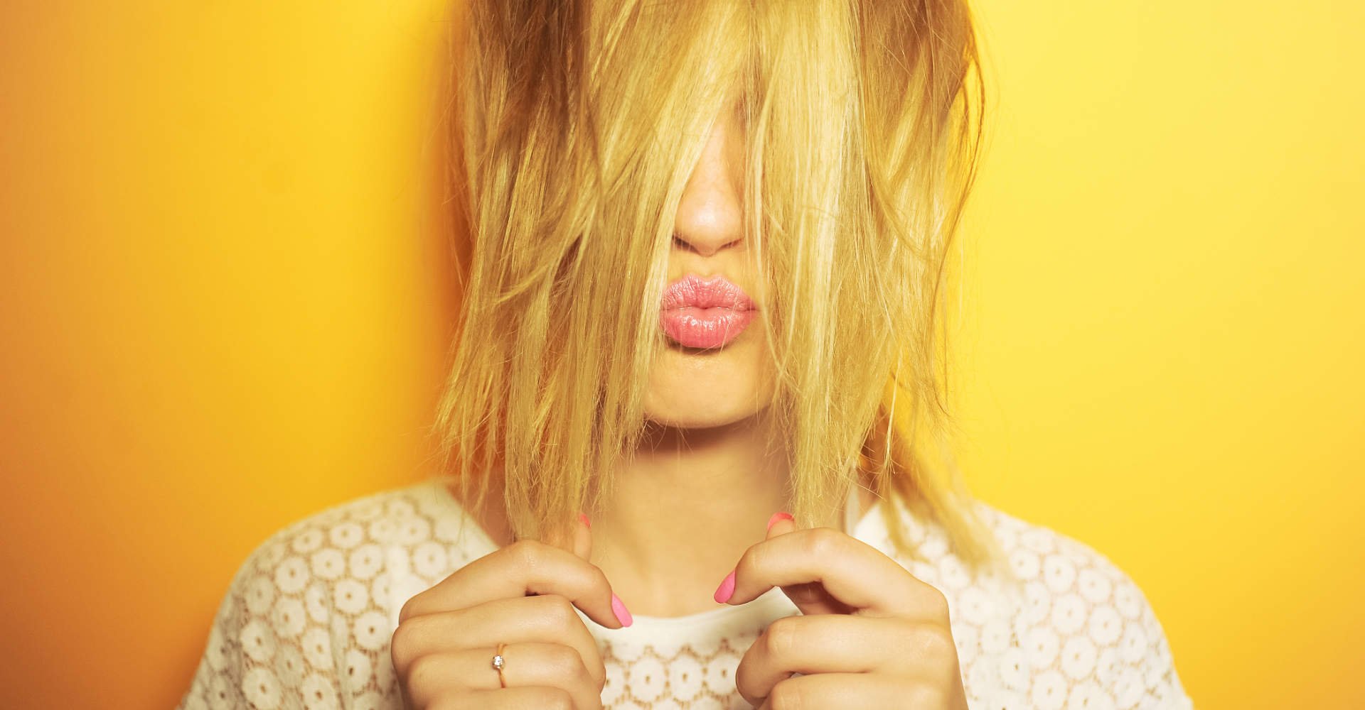 Modelo branca com cabelo loiro