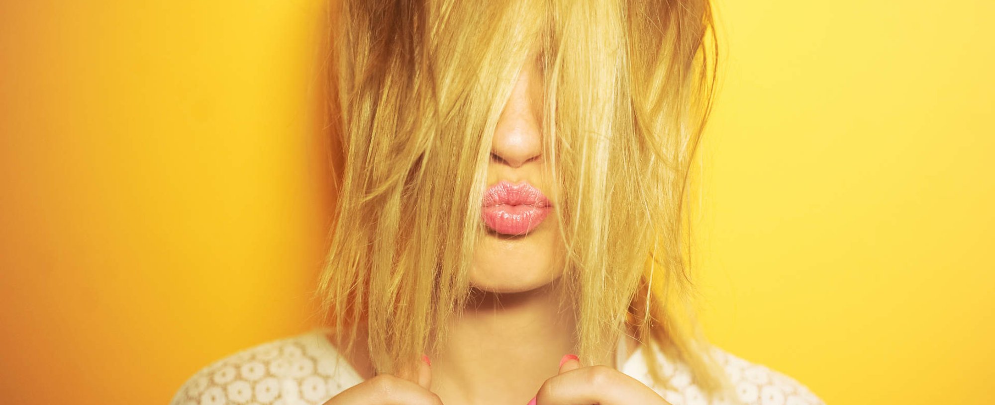 Modelo branca com cabelo loiro