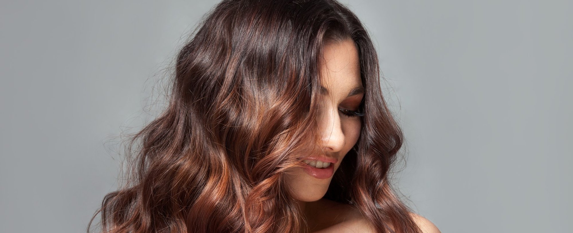 Modelo branca com cabelo longo e ondulado