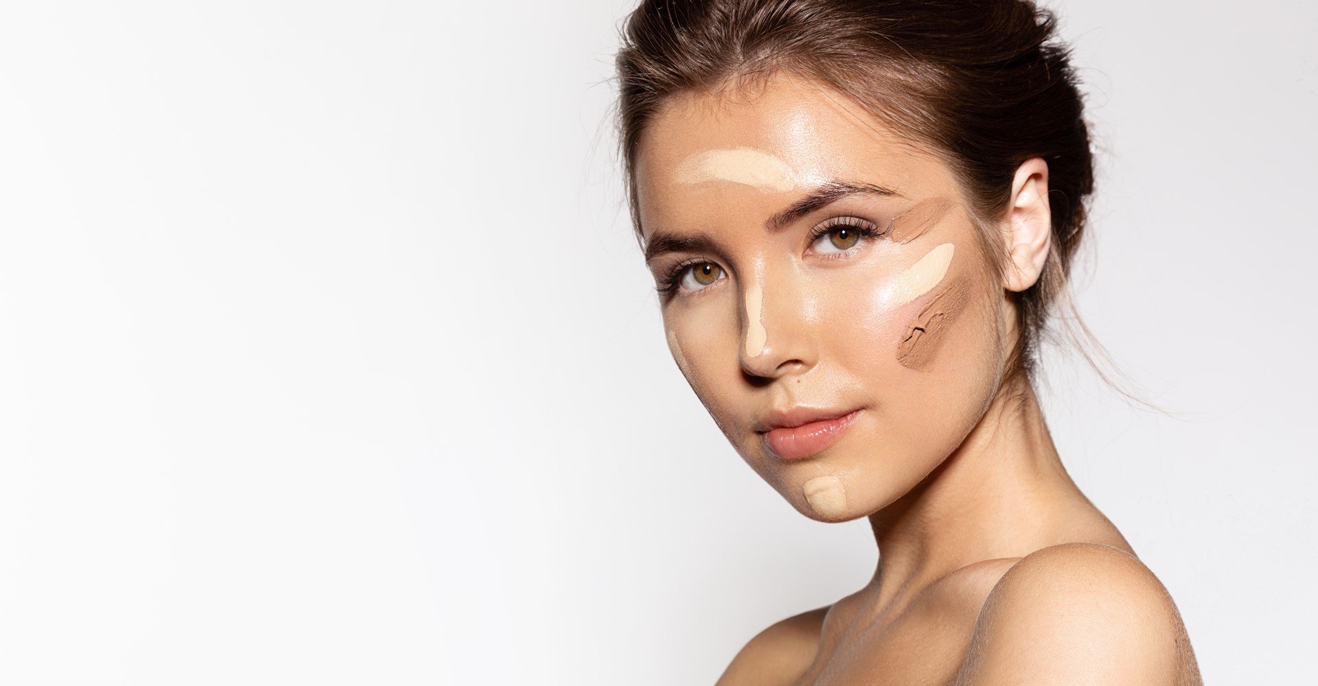 Modelo branca com cores de base no rosto