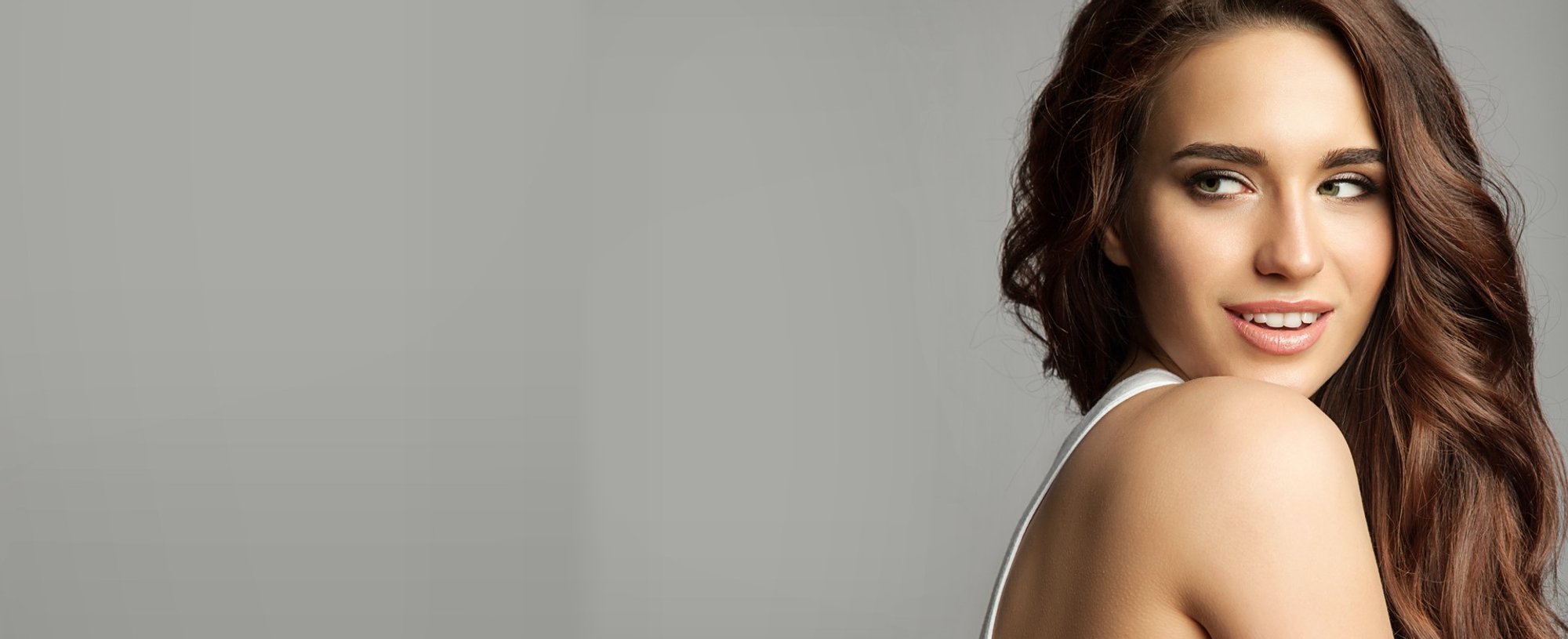 Modelo branca com cabelo longo e castanho