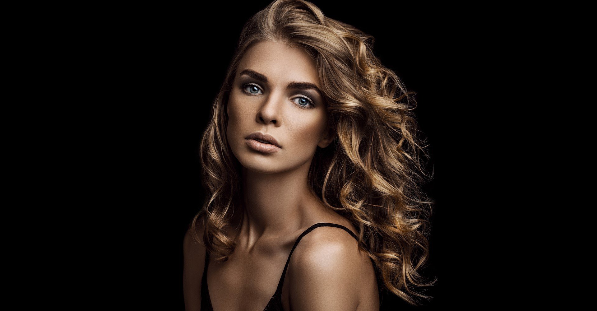 Modelo branca com cabelo loiro ondulado