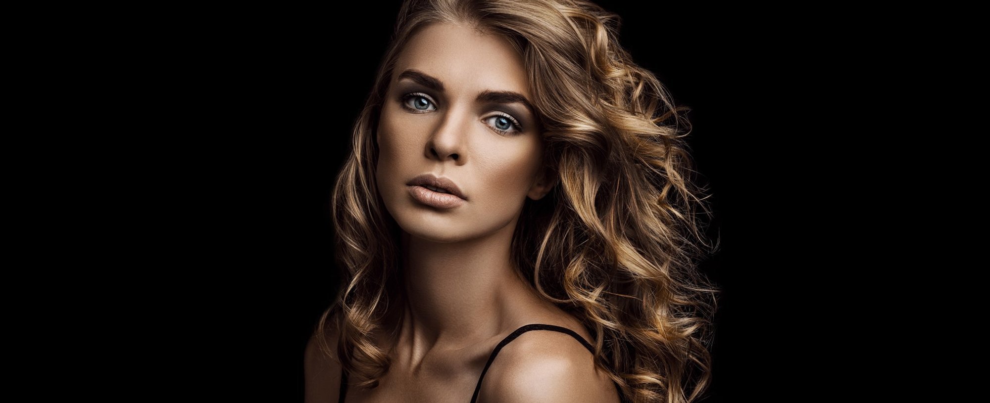 Modelo branca com cabelo loiro ondulado