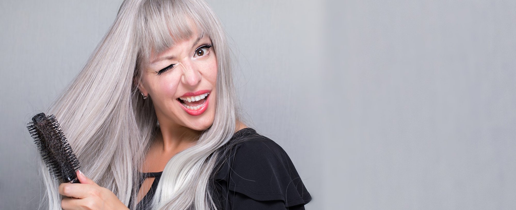 Modelo branca com cabelo longo e platinado