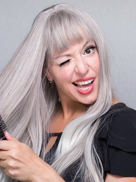 Modelo branca com cabelo longo e platinado