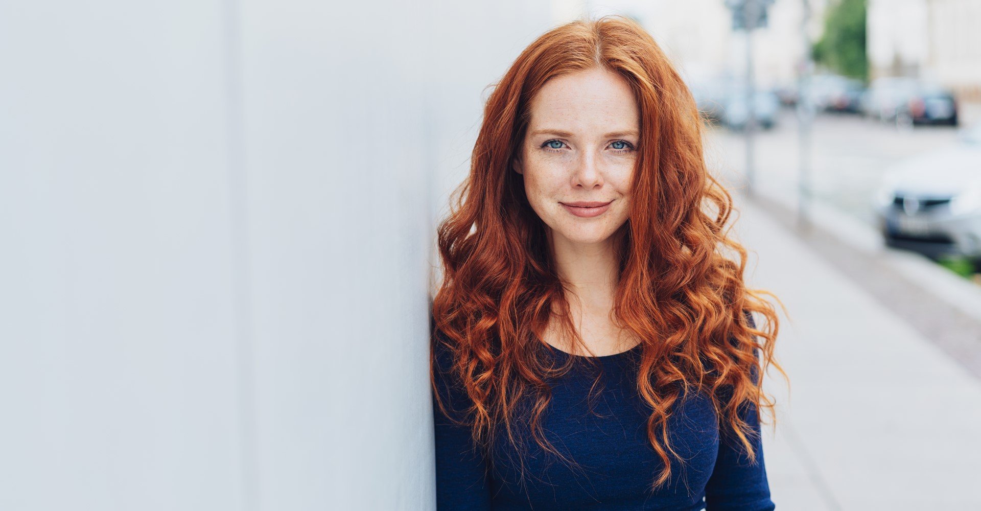 Modelo branca com cabelo ruivo posando para a foto