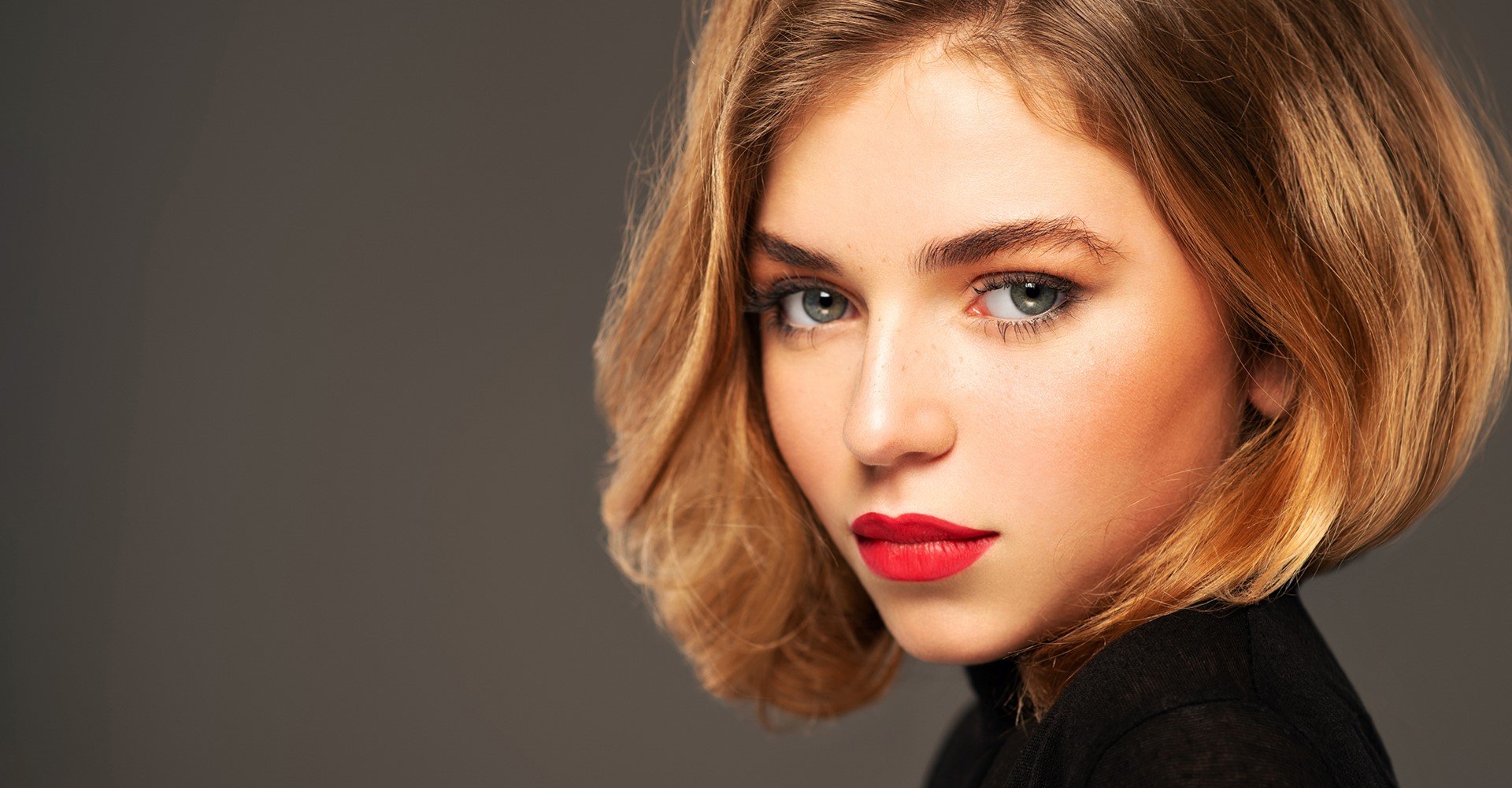 Modelo branca com cabelo loiro e curto