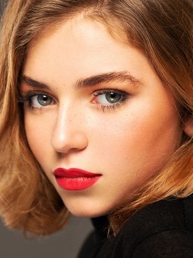 Modelo branca com cabelo loiro e curto