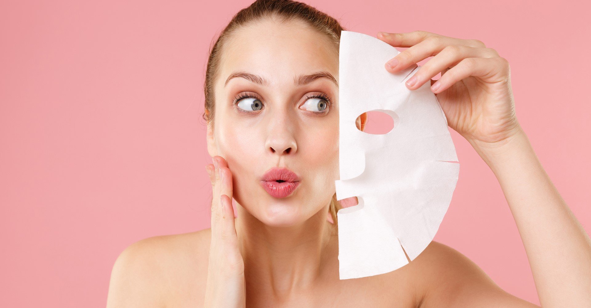 Modelo branca com máscara de rosto na mão