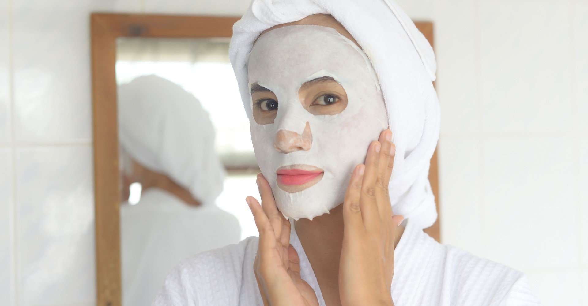 Modelo com máscara facial no rosto